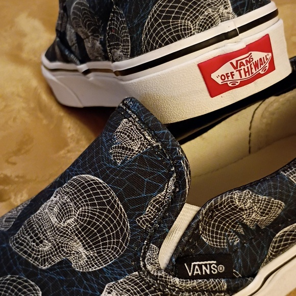 VANS RARE Black and White Skull Pattern Slip-Ons Women's 7.0 Men's 5.5 - Picture 3 of 14